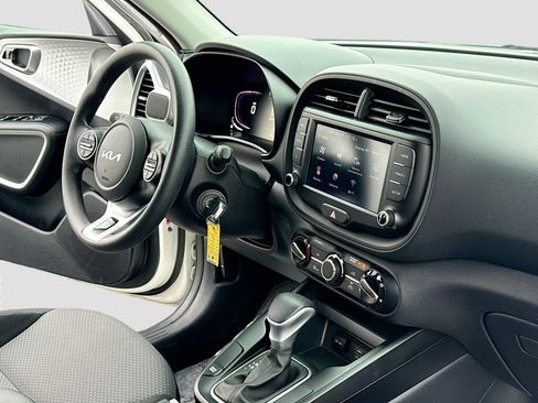 Used 2023 Kia Soul LX image 5