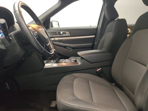 Used 2018 Ford Explorer XLT AWD/4WD image 17