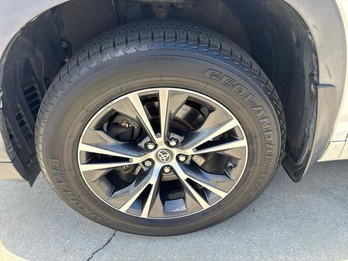 Used 2018 Toyota Highlander LE AWD/4WD image 11