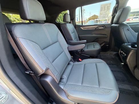 Used 2025 GMC Acadia AT4 w/ Luxury Package AWD/4WD image 19
