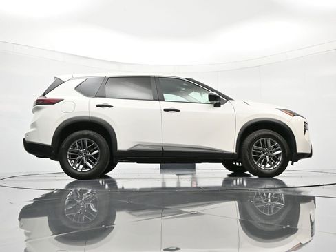Used 2024 Nissan Rogue S image 38