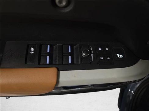 Certified 2023 Land Rover Defender 110 SE image 27