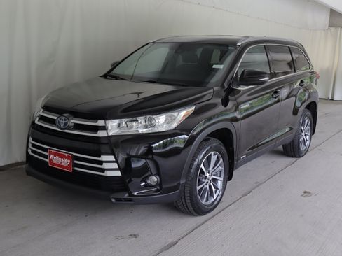Used 2019 Toyota Highlander XLE AWD/4WD image 25