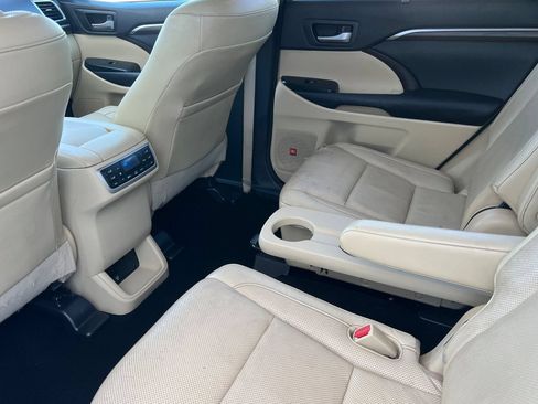 Used 2014 Toyota Highlander Limited Platinum FWD image 9