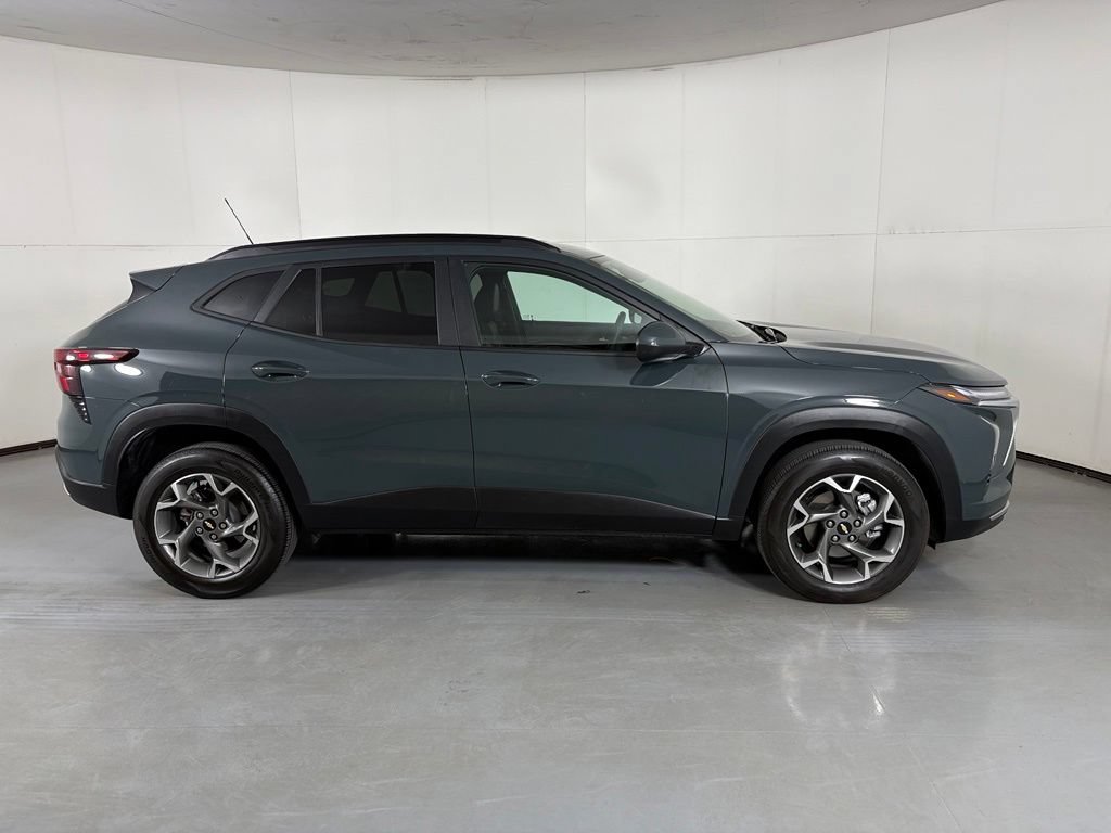 Used 2025 Chevrolet Trax LT FWD image 9