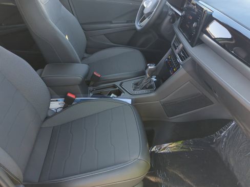 New 2026 Volkswagen Taos SE image 18