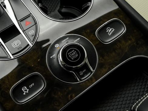 Used 2024 Bentley Bentayga AWD/4WD image 25