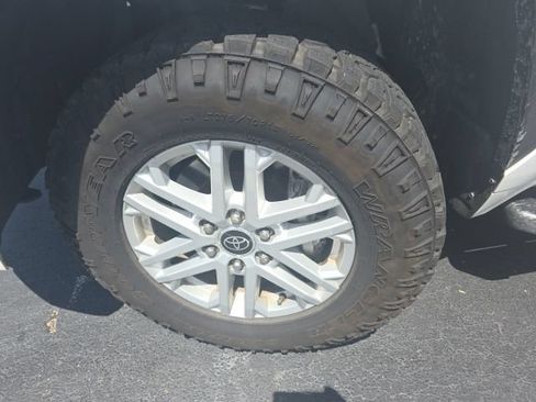 Used 2022 Toyota Tundra SR5 w/ SR5 Convenience Package AWD/4WD image 8