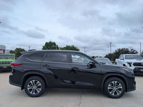 Used 2023 Toyota Highlander XLE AWD/4WD image 3