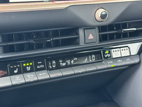 Certified 2025 Toyota Crown Signia image 25