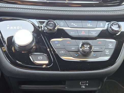 New 2026 Chrysler Pacifica Select image 15