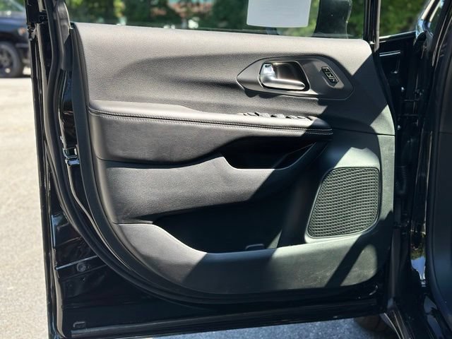 New 2027 Chrysler Pacifica Select w/ Family Tech Group AWD/4WD image 9