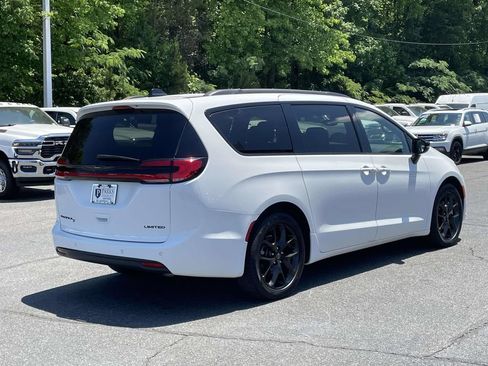 Used 2025 Chrysler Pacifica Limited FWD image 8