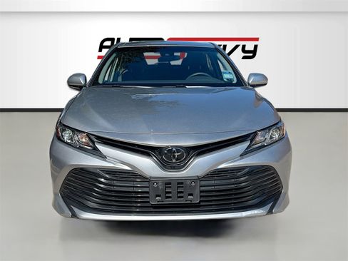 Used 2019 Toyota Camry LE image 2