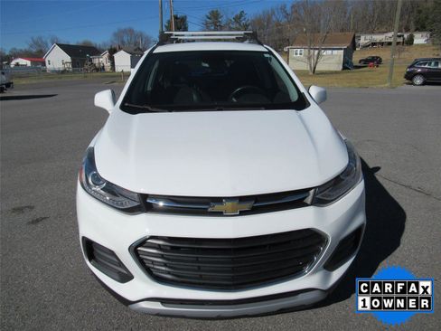 Used 2020 Chevrolet Trax LT w/ LT Convenience Package image 9