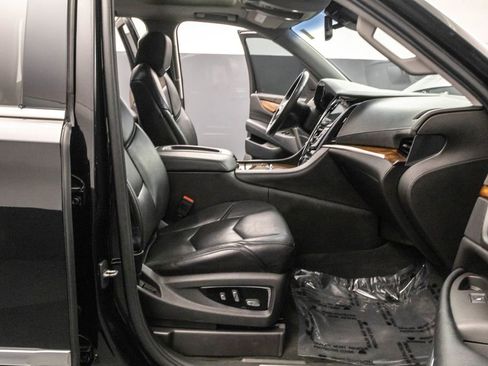 Used 2015 Cadillac Escalade Luxury AWD/4WD image 32