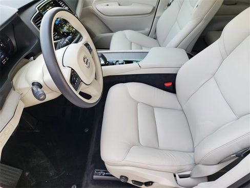 Certified 2025 Volvo XC90 T8 Plus w/ Protection Package Premier image 15