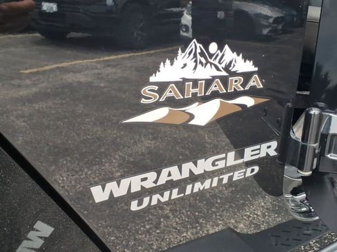 Used 2017 Jeep Wrangler Unlimited Sahara w/ Dual Top Group AWD/4WD image 17