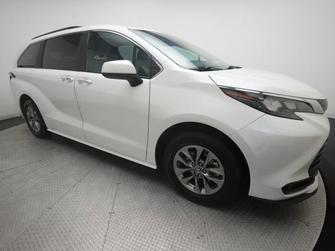 Used 2025 Toyota Sienna XLE FWD image 38
