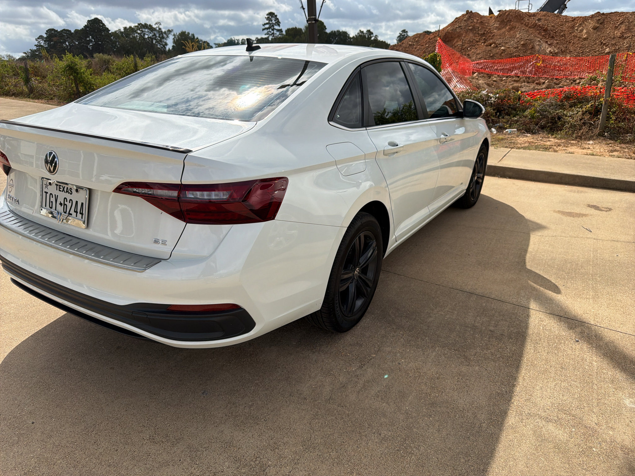 Used 2023 Volkswagen Jetta SE w/ Panoramic Sunroof Package FWD image 4
