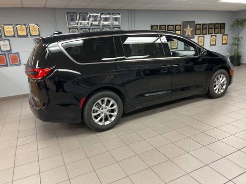 Used 2026 Chrysler Pacifica Limited image 15