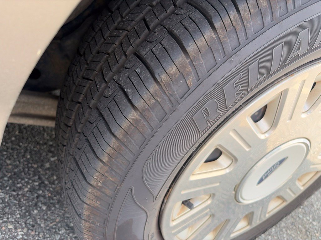 Used 2003 Ford Crown Victoria RWD image 8