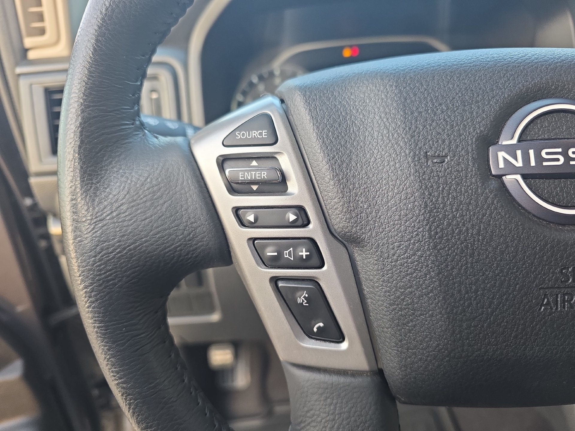 Used 2023 Nissan Titan SV w/ SV Convenience Package RWD image 16
