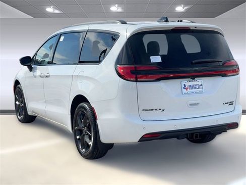 New 2026 Chrysler Pacifica Limited image 3