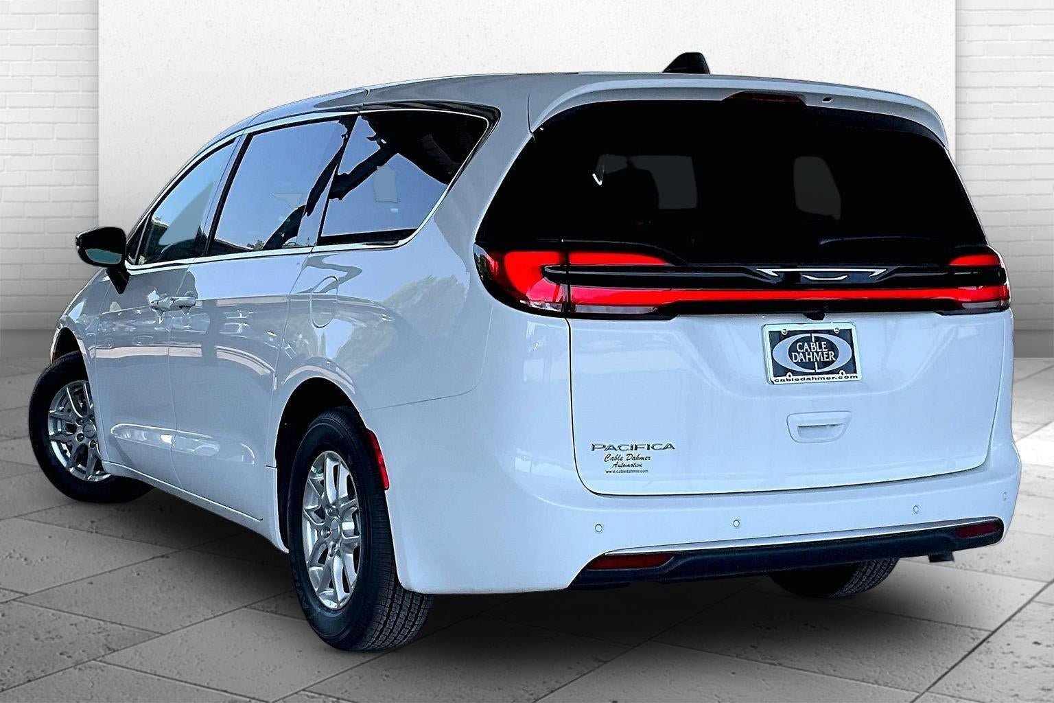New 2027 Chrysler Pacifica Select FWD image 3