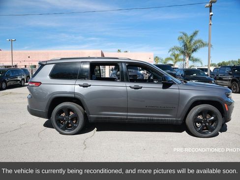 Used 2022 Jeep Grand Cherokee L Laredo image 7