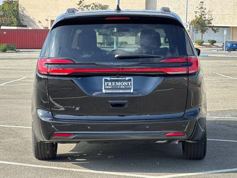 New 2026 Chrysler Pacifica Select image 4