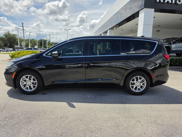 Used 2023 Chrysler Pacifica Touring-L FWD image 2