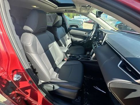 Used 2025 Toyota Corolla Cross XLE w/ Convenience Package AWD/4WD image 32