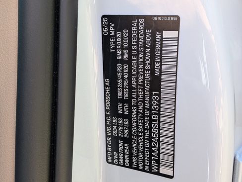 Certified 2025 Porsche Macan AWD/4WD image 38