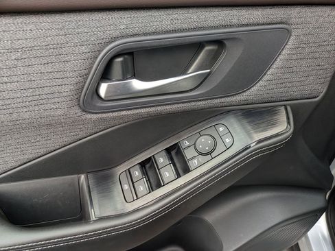 Used 2023 Nissan Rogue SV image 10