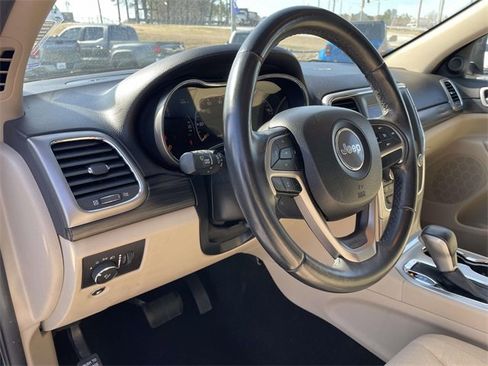 Used 2019 Jeep Grand Cherokee Laredo image 17