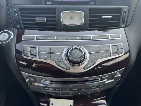 Used 2018 INFINITI Q70 Luxe image 23