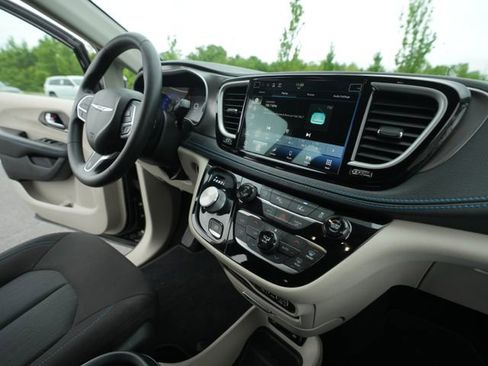 Used 2021 Chrysler Pacifica Touring FWD image 33