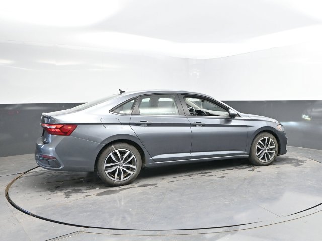 Used 2025 Volkswagen Jetta SE FWD image 2