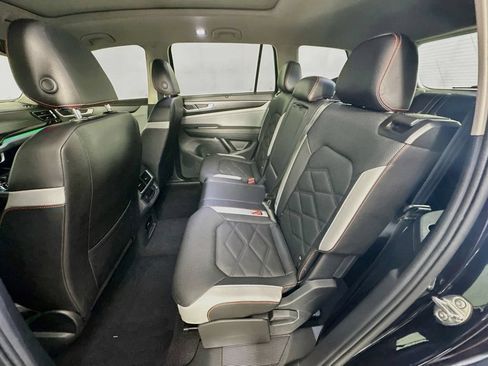 Used 2025 Volkswagen Atlas Peak Edition SE AWD/4WD image 32
