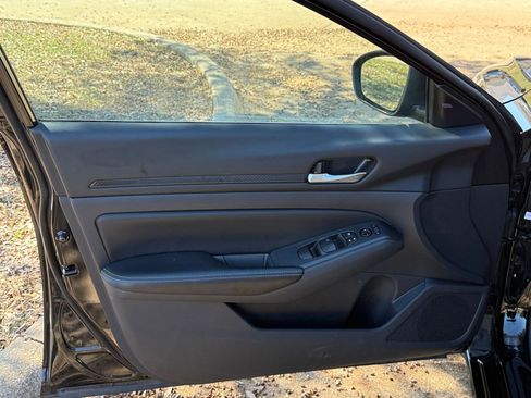 Used 2025 Nissan Altima 2.5 SV image 18