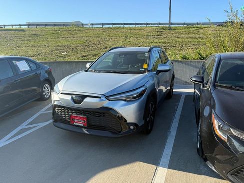 Used 2023 Toyota Corolla Cross AWD Hybrid w/ Convenience Package image 2