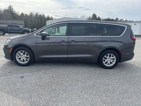 Used 2023 Chrysler Pacifica Touring-L FWD image 3