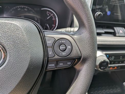Used 2025 Toyota RAV4 XLE FWD image 31