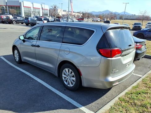 Used 2020 Chrysler Voyager L image 3