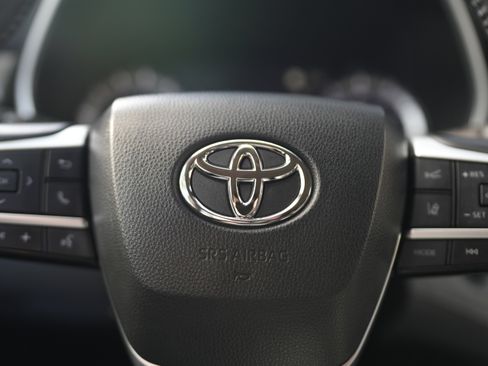 Used 2022 Toyota Highlander XLE image 19