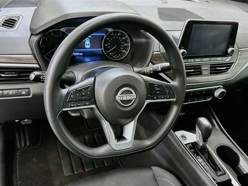 Used 2025 Nissan Altima 2.5 SV FWD image 18