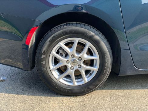 Used 2023 Chrysler Pacifica Touring-L FWD image 28