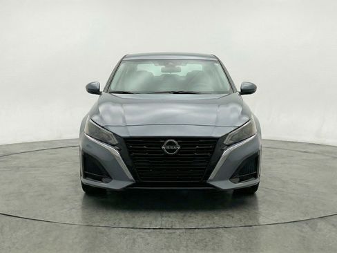 Used 2025 Nissan Altima 2.5 SV image 2