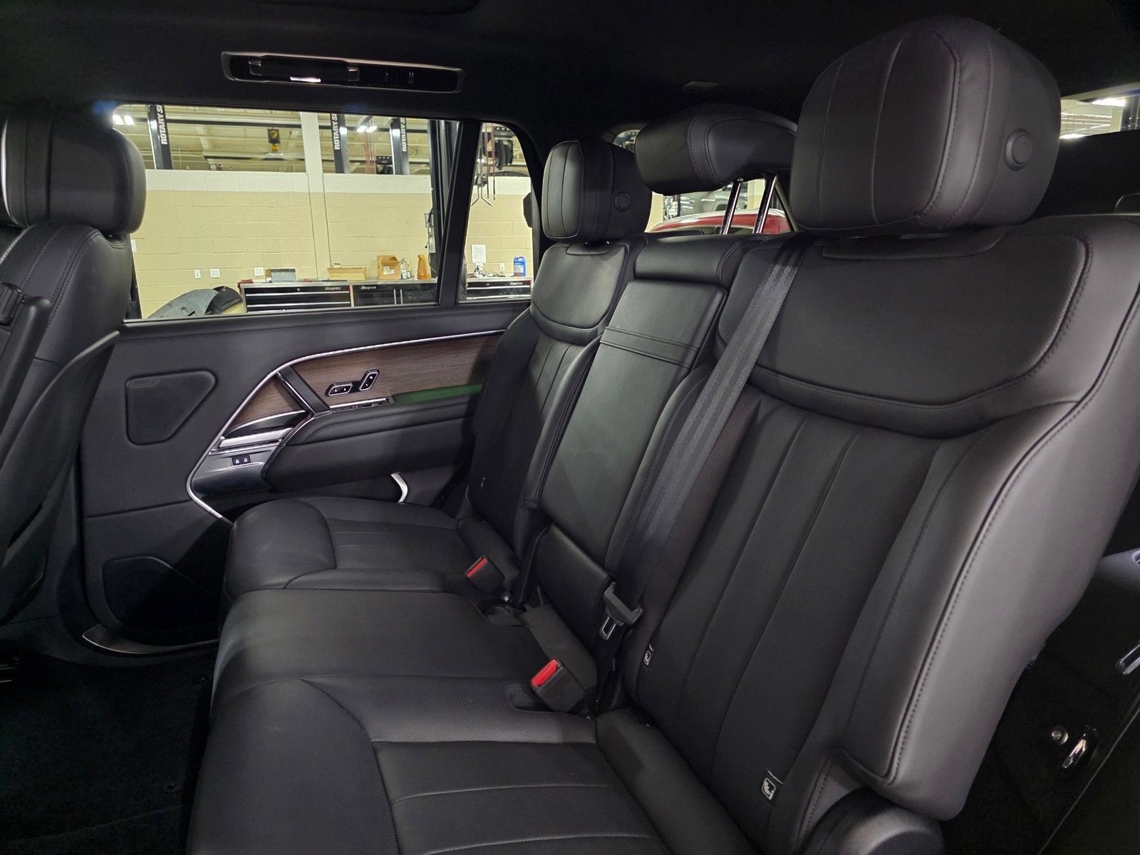 Used 2025 Land Rover Range Rover Long Wheelbase SE AWD/4WD image 15